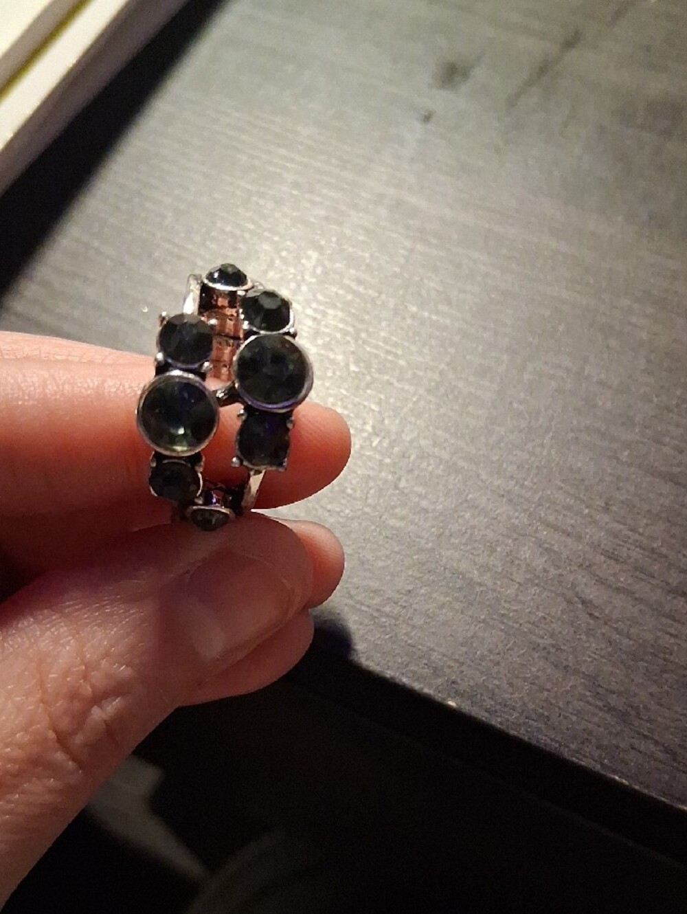 Source Unknown Silver-Tone Ring with Black Faceted Stones - Picture 5 of 7